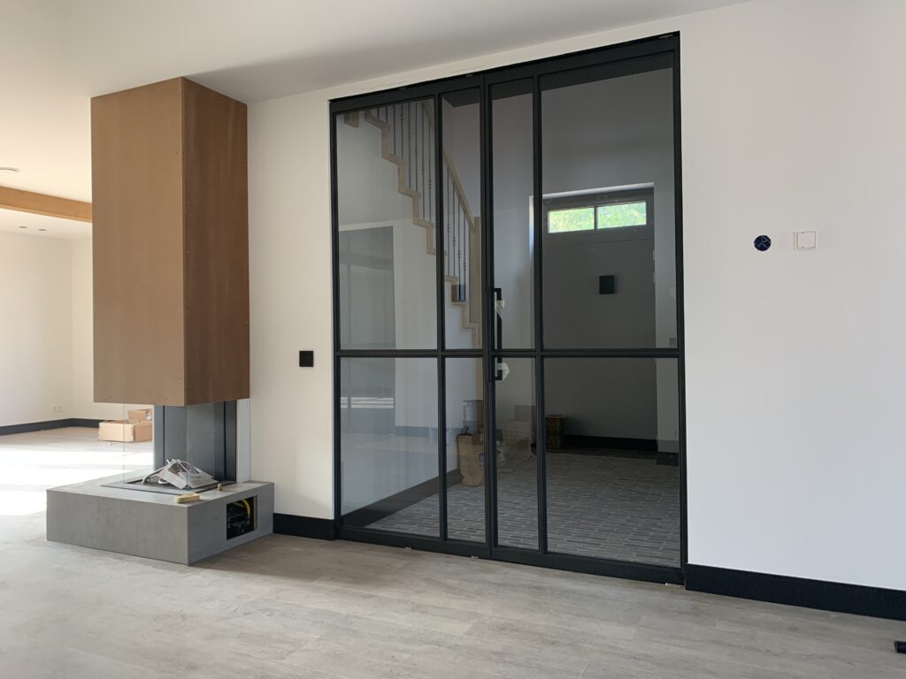 Stalen taatsdeuren met glaswand